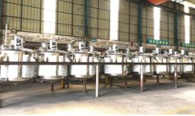        對于樹脂反應(yīng)釜來講，我們其實也就是要明白，就它的表面來講的話，它其實也就是會有良好的鈍化層，這樣來說的話，它的耐腐蝕能力就會比較強。再者的話，我們要知道，對于樹脂反應(yīng)釜，它的反應(yīng)釜內(nèi)外表面光潔度比較高，這樣的話，它的介質(zhì)粘附也就比較少。        從另一個方面來講，對于樹脂反應(yīng)釜，它的反應(yīng)傳遞管內(nèi)表面光潔度高的話，就其液體介質(zhì)在滯留上也就會越少，這樣就它的沖洗來講是比較好的，我們要進行注意的就是在制藥行業(yè)。        對于樹脂反應(yīng)釜內(nèi)的表面機械拋光來講，它其實就是有旋轉(zhuǎn)和直線拋光兩種。我們這里的話，就以旋轉(zhuǎn)機械拋光為例子：就其機械拋光設(shè)備來講，它其實也就是比較簡單的，再者的話，就它的動力和拋光盤，以及其拋光設(shè)備方面的話也都是比較簡單，還有就是要用到動力與拋光盤、拋光蠟。        樹脂反應(yīng)釜管內(nèi)表面電解拋光，也就是在其內(nèi)表面餓陽極上，我們的拋光液在和內(nèi)流動通的是時候，以低電壓大電流的情況來直接的就進行電解拋光處理。就這個時候來講，它和管內(nèi)表面同時的都會進行著兩個相互矛盾的過程，也就是指金屬表面鈍化層的一個生成與溶解。        就這個方面來說的話，對于樹脂反應(yīng)釜來講，它在進行拋光的時候，我們的樹脂反應(yīng)釜的管內(nèi)表直接的就會增加了含量，這樣來講的話，它其實也就是會對金屬表面鈍化層的一個耐腐蝕能力進行了加強，對于我們?nèi)蘸蟮膶嶋H的使用有很大的一個幫助。 文章由：反應(yīng)釜m.boyto.cn 碩宸機械設(shè)備有限公司整理提供，此文觀點不代表本站觀點